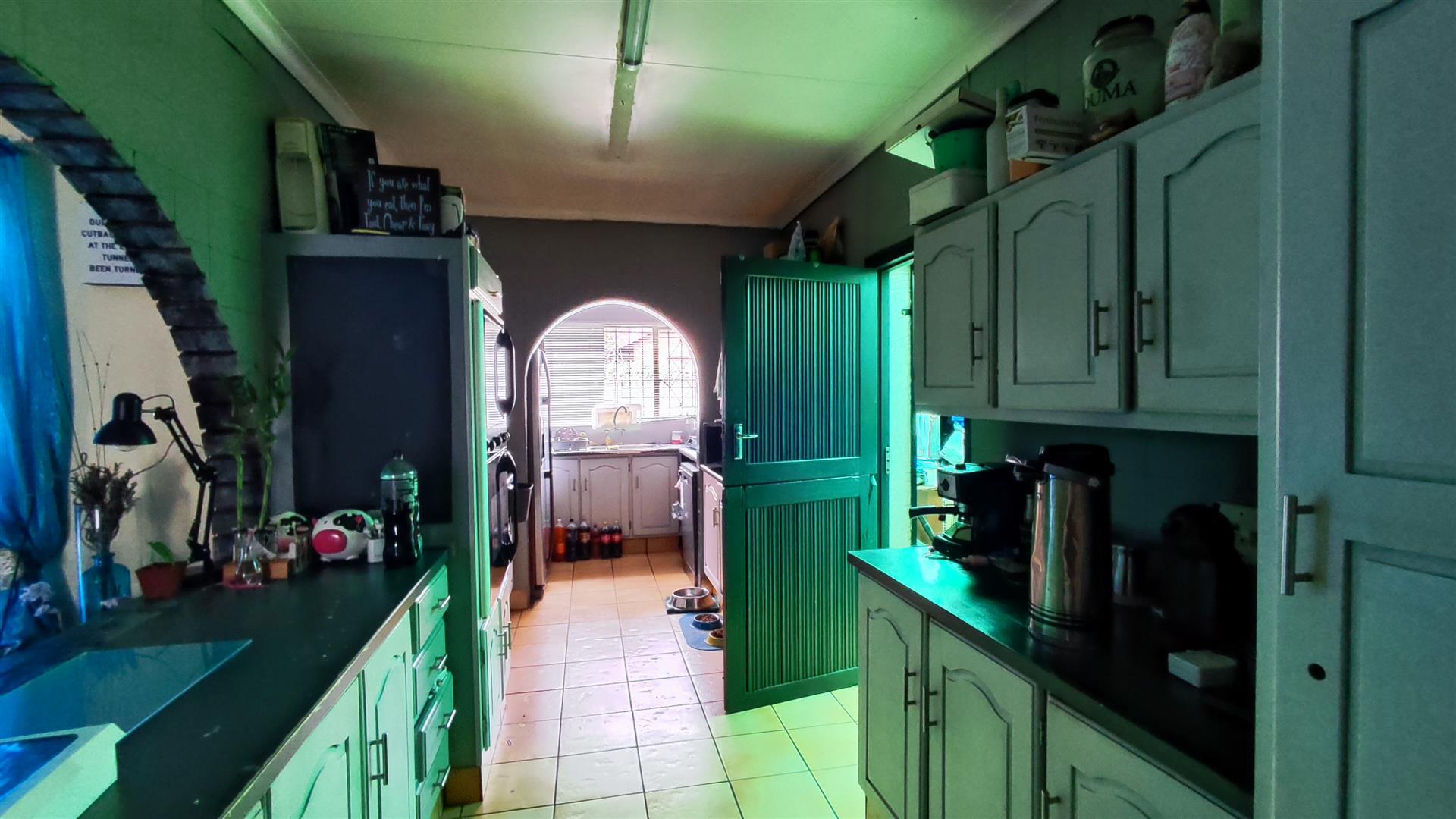 Kitchen - 12 square meters of property in Bonaero Park