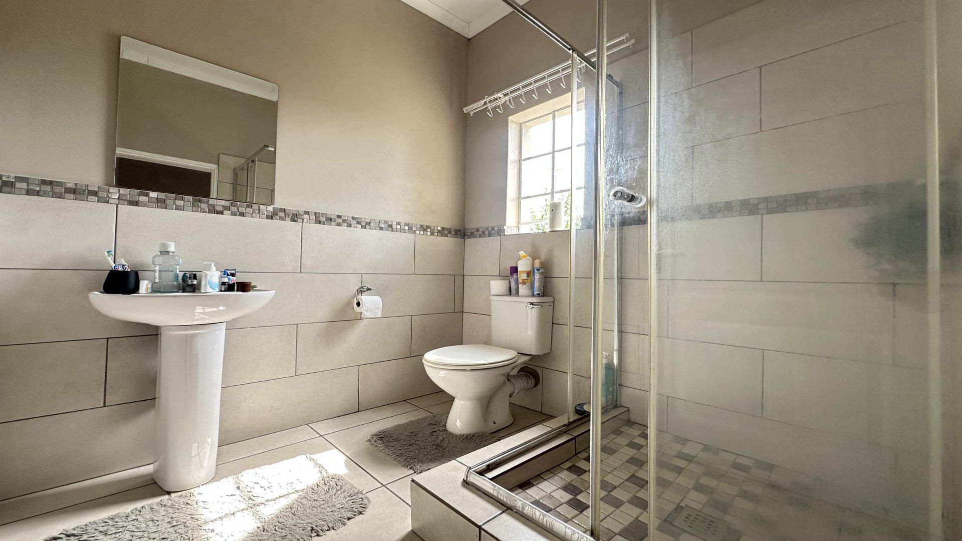 Bathroom 1 of property in Stonehenge