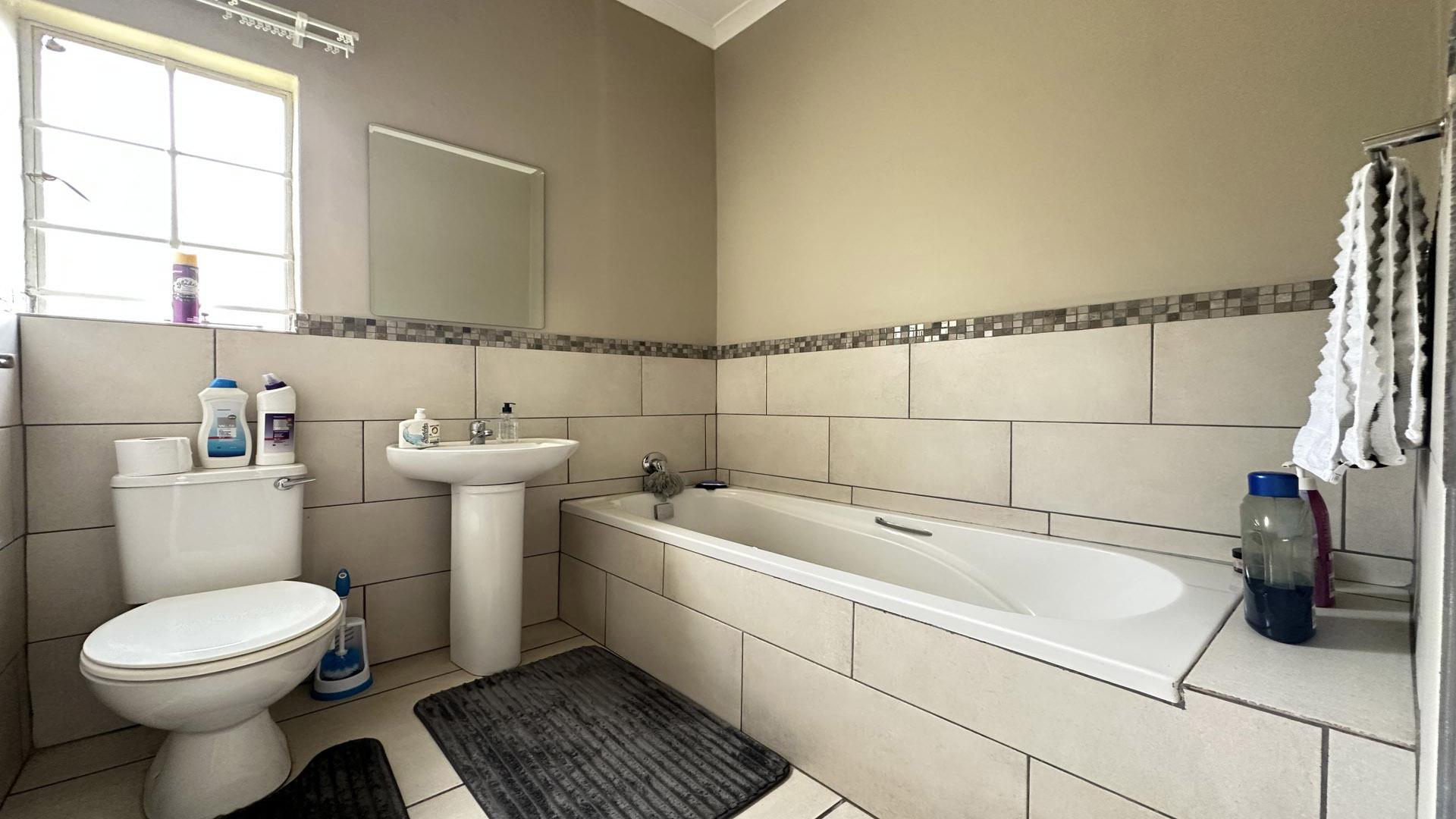 Bathroom 2 of property in Stonehenge