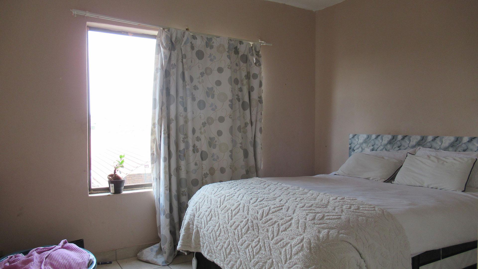 Main Bedroom - 9 square meters of property in Honey Park