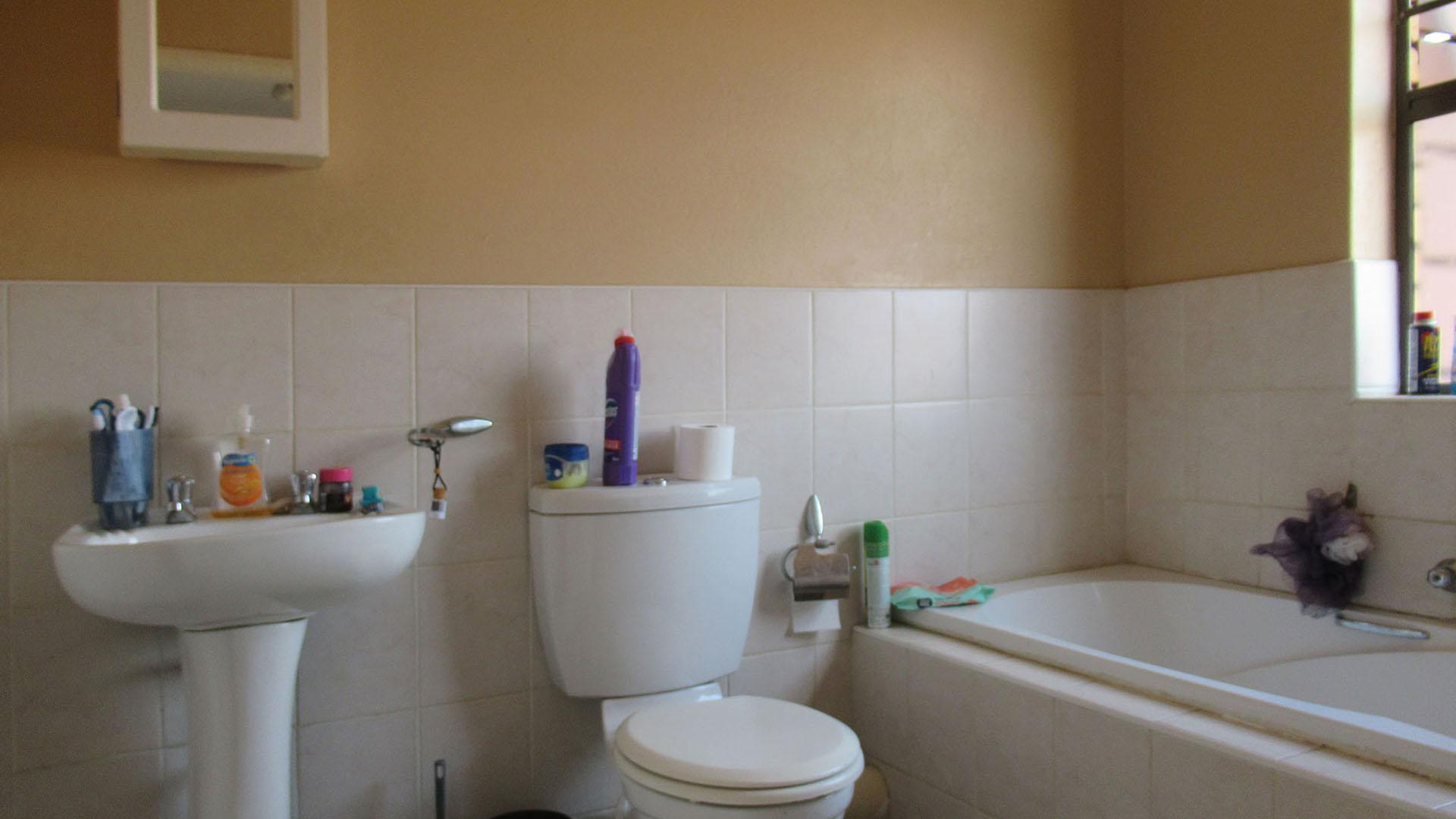 Main Bathroom - 3 square meters of property in Honey Park