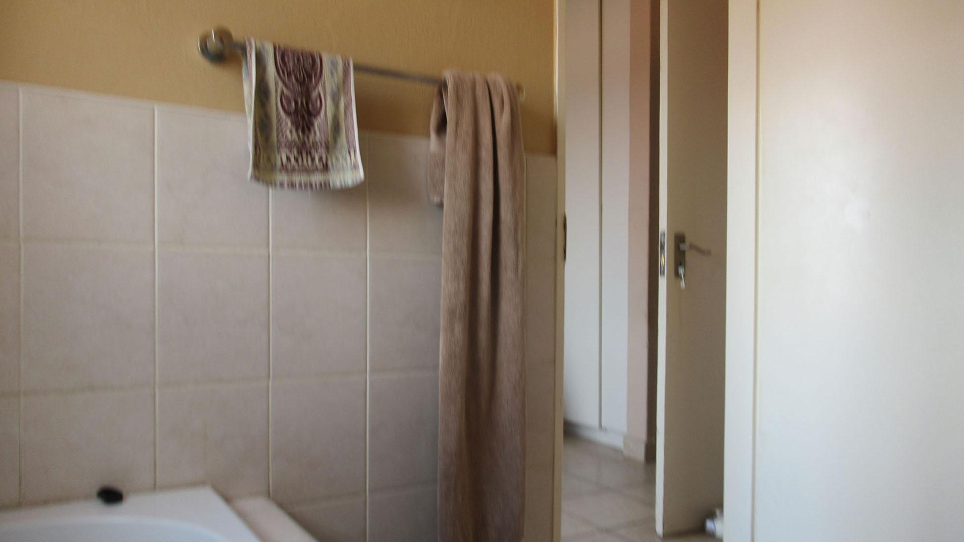 Main Bathroom - 3 square meters of property in Honey Park