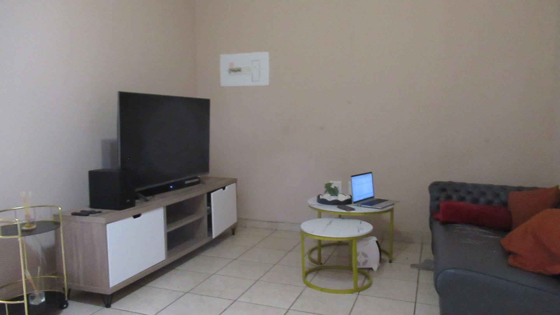 Lounges - 10 square meters of property in Honey Park