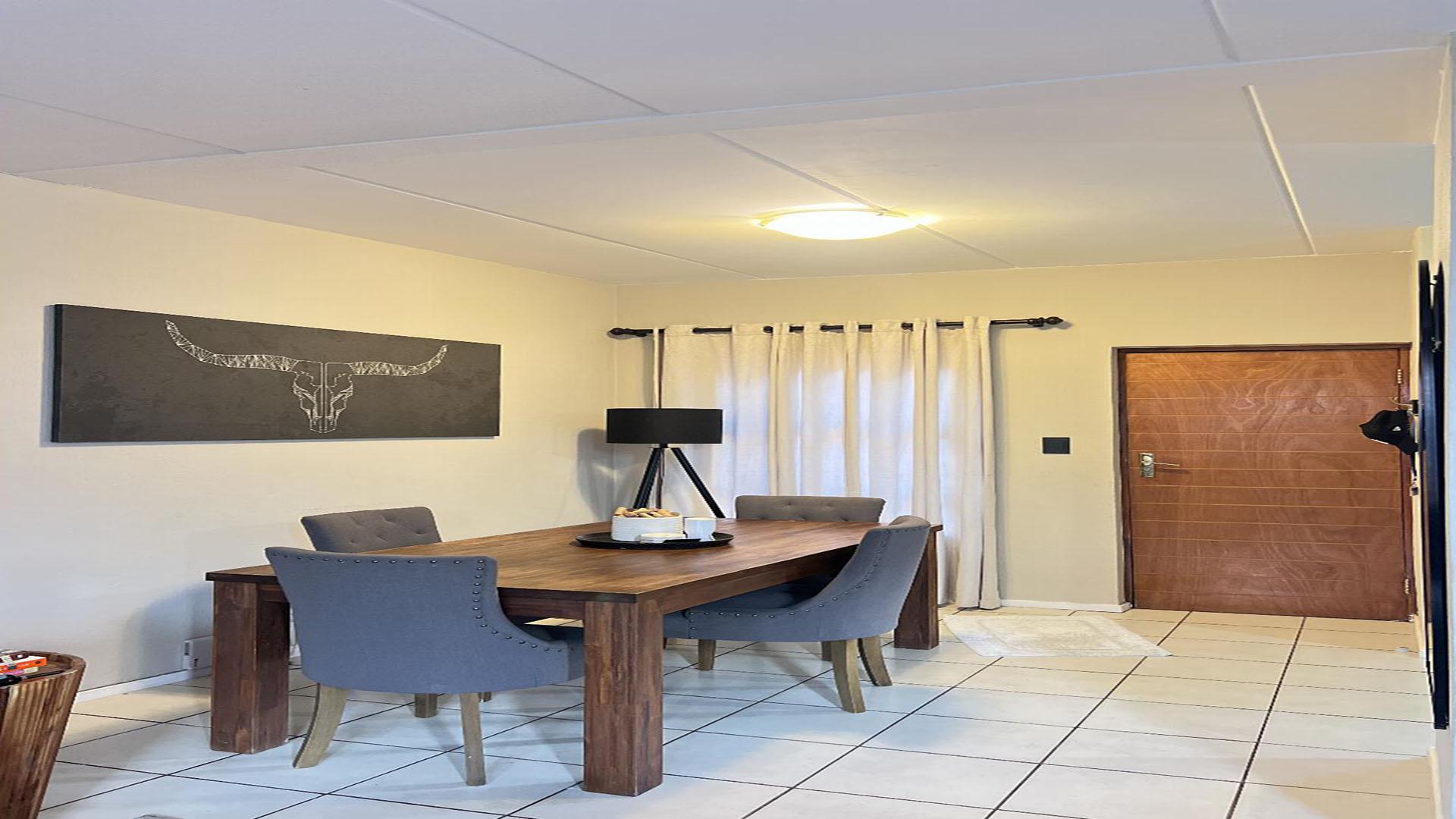 Dining Room of property in Helderkruin