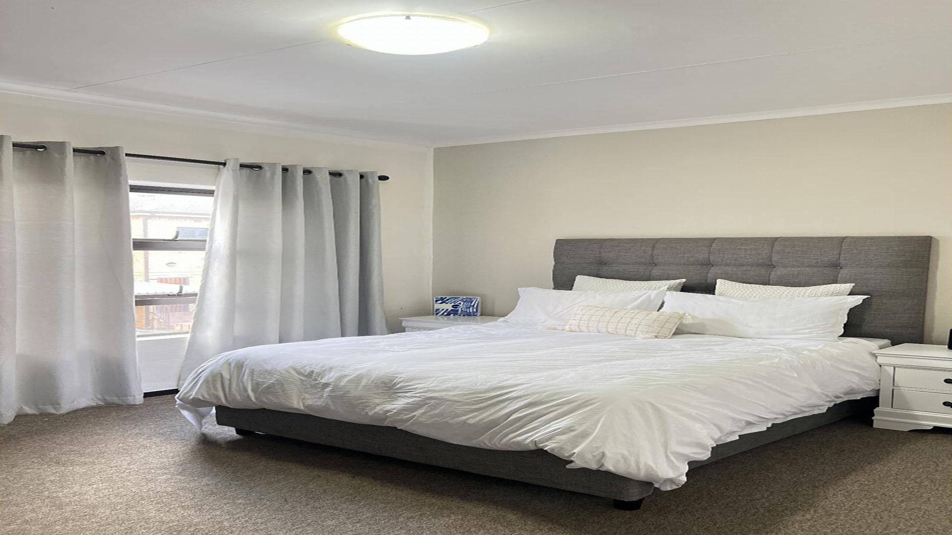 Main Bedroom of property in Helderkruin