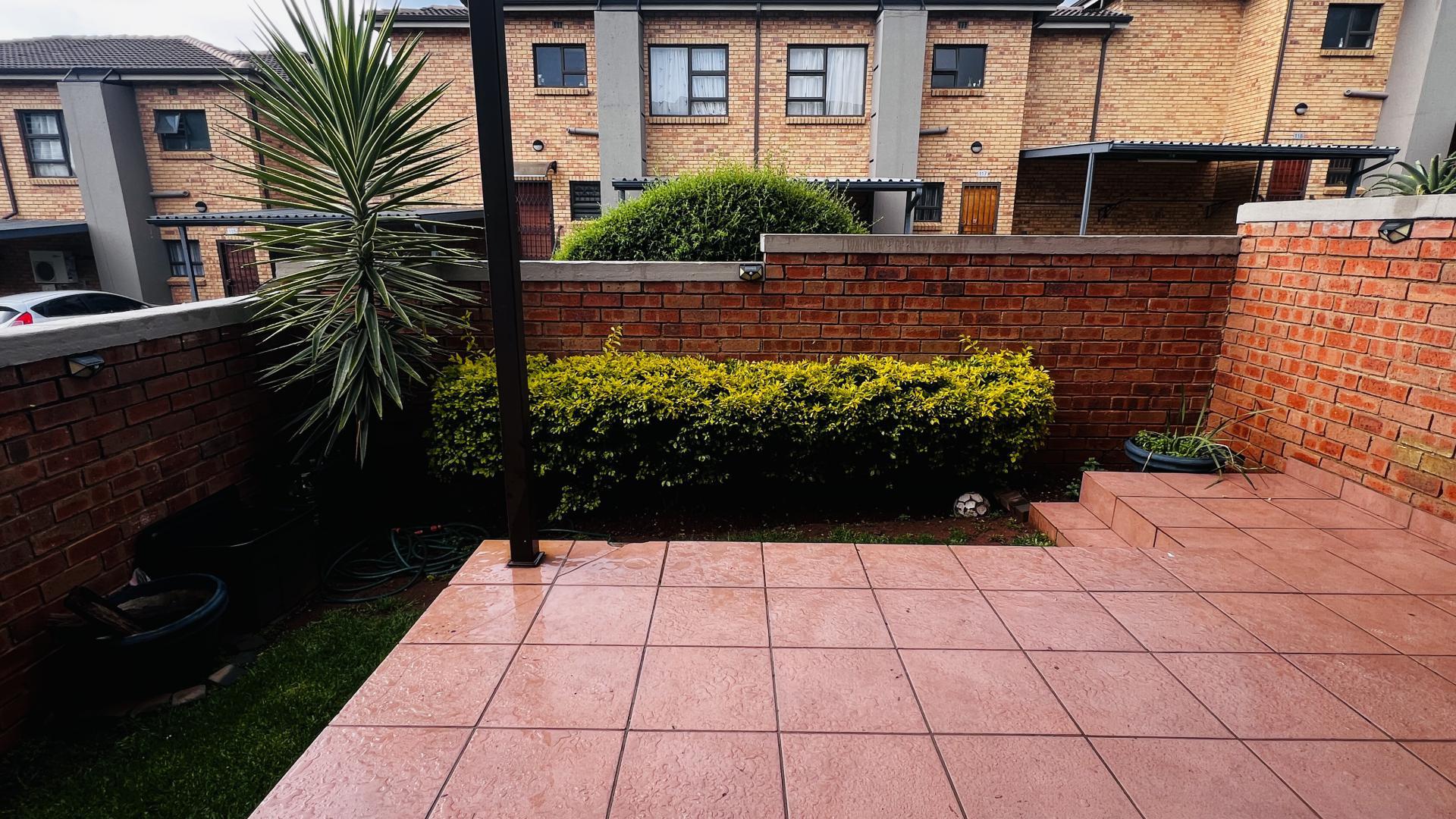 Patio of property in Helderkruin