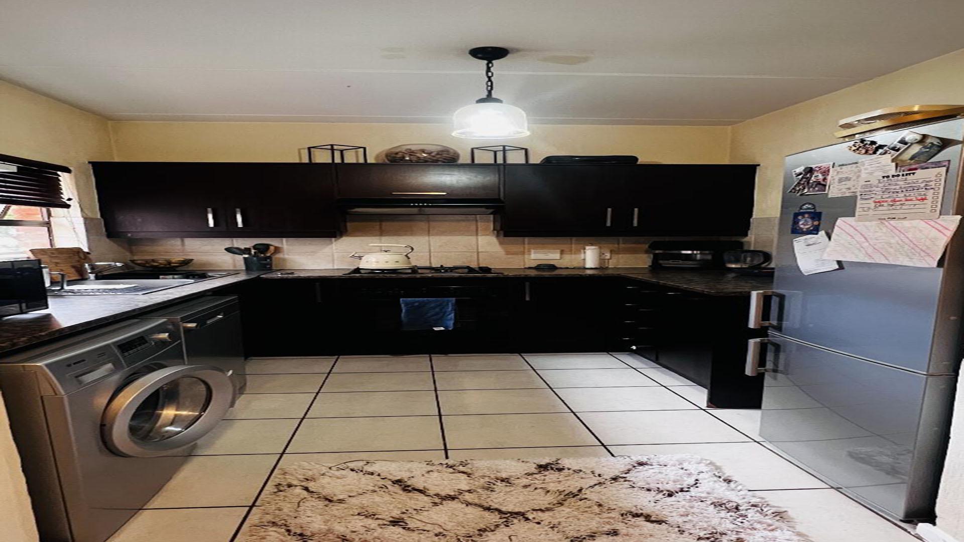 Kitchen of property in Helderkruin