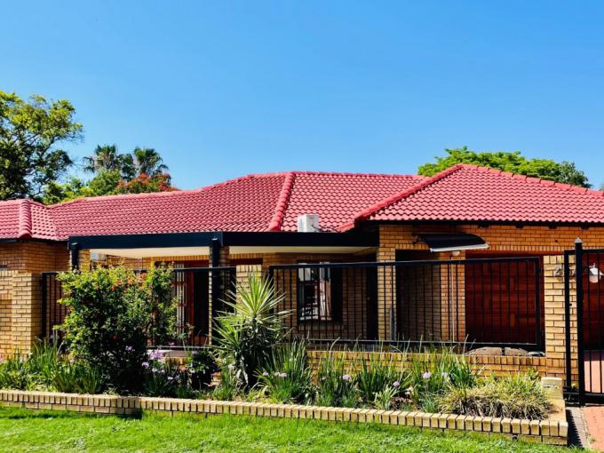 3 Bedroom House for Sale For Sale in Silver Lakes Golf Estate - MR700171