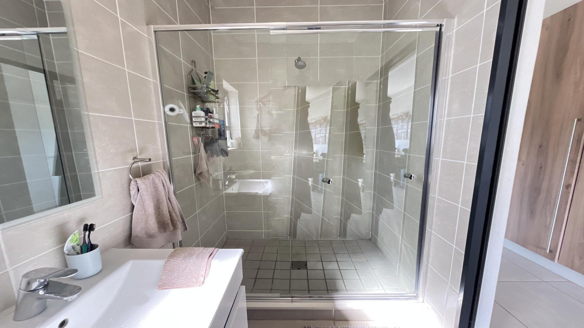 Bathroom 1 of property in Linbro Park A.H.