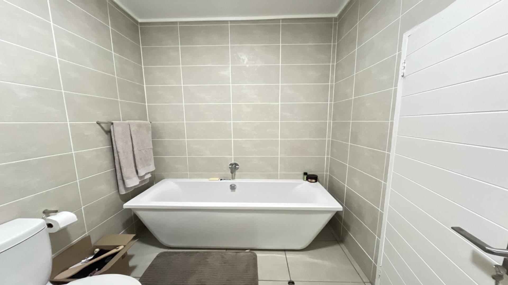 Bathroom 2 of property in Linbro Park A.H.