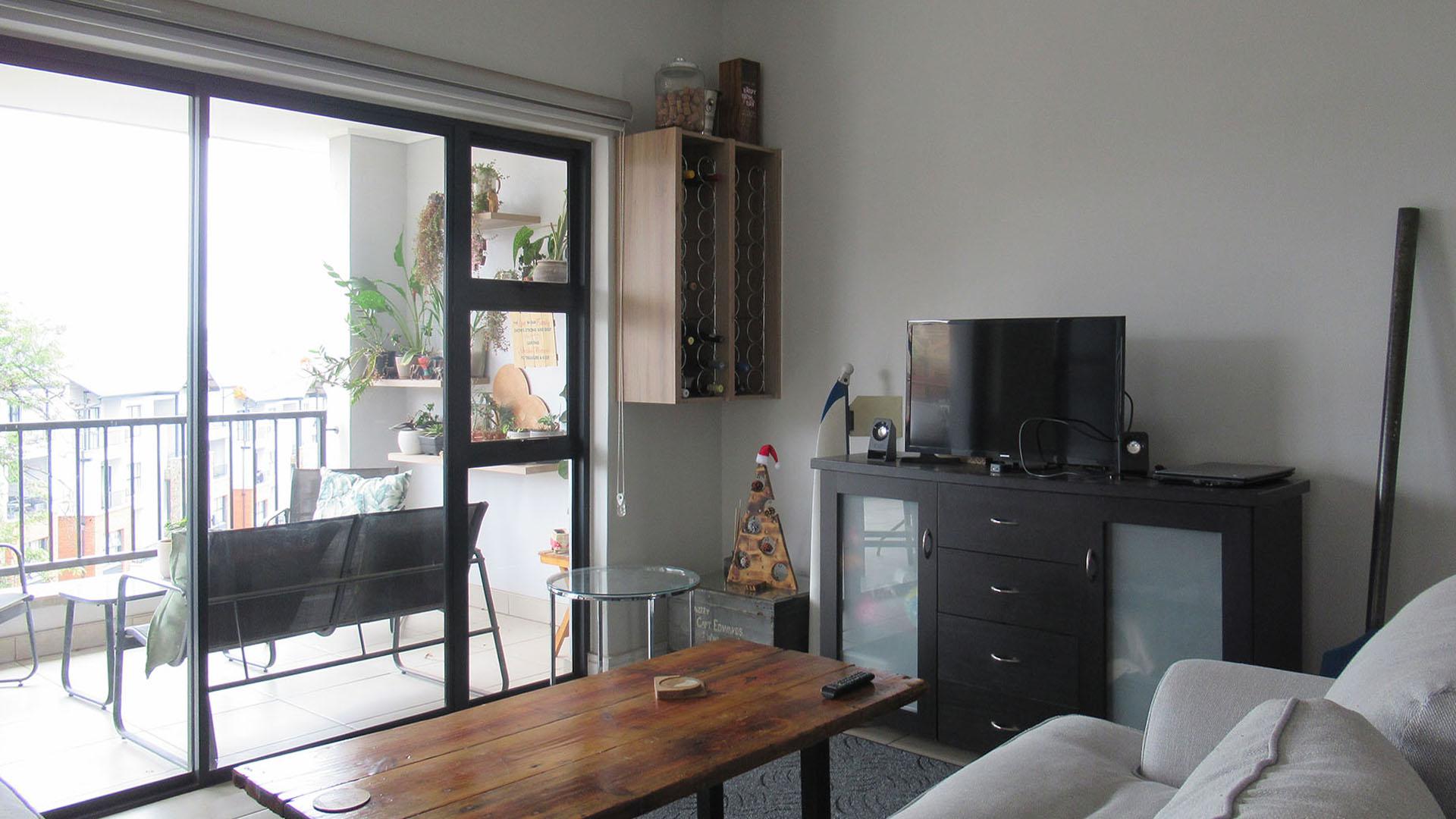 Lounges - 17 square meters of property in Linbro Park A.H.