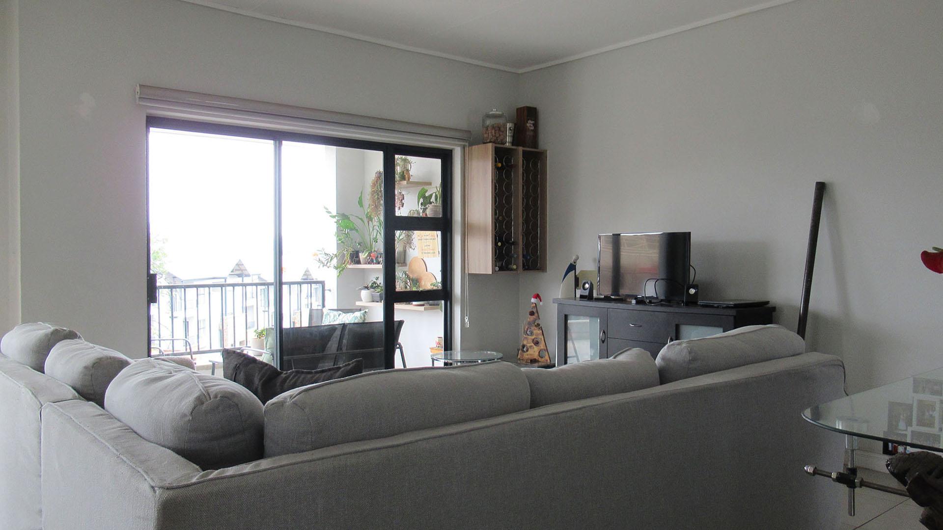 Lounges - 17 square meters of property in Linbro Park A.H.