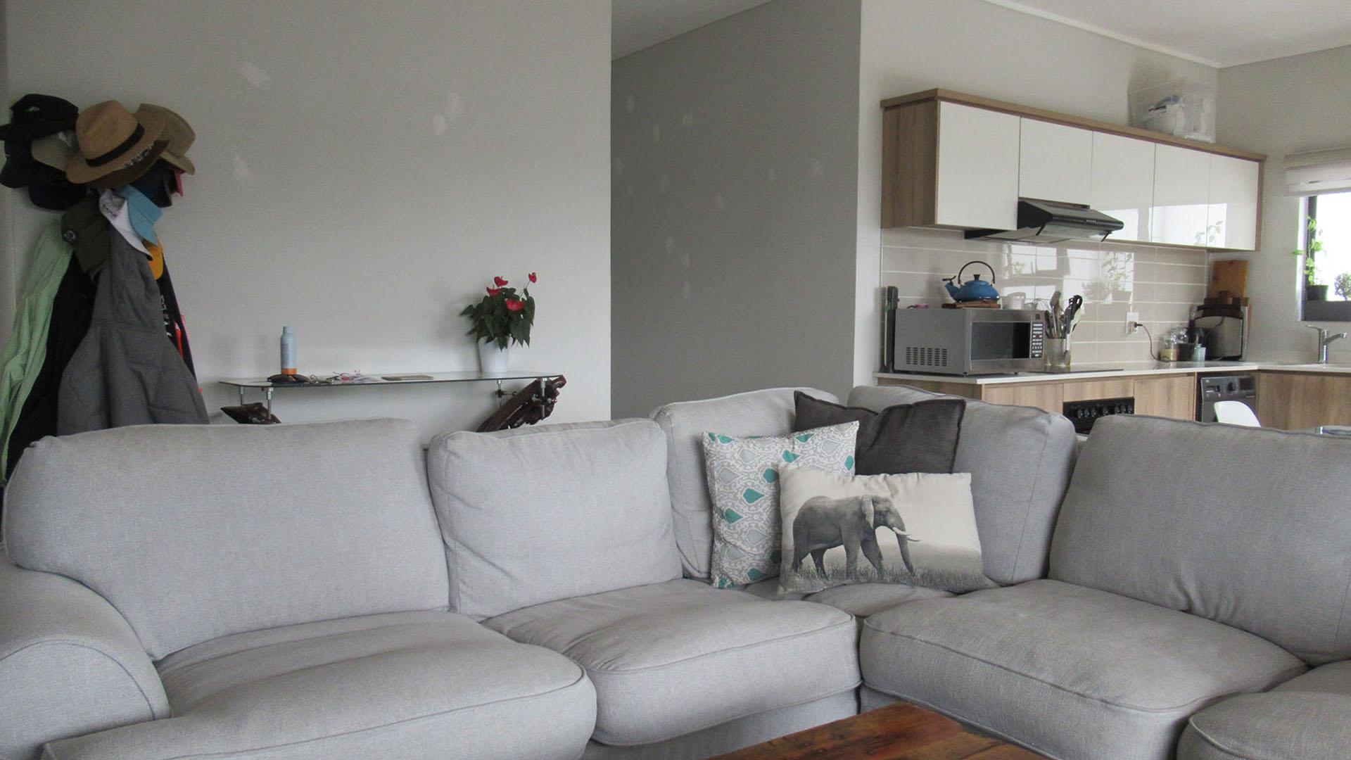 Lounges - 17 square meters of property in Linbro Park A.H.