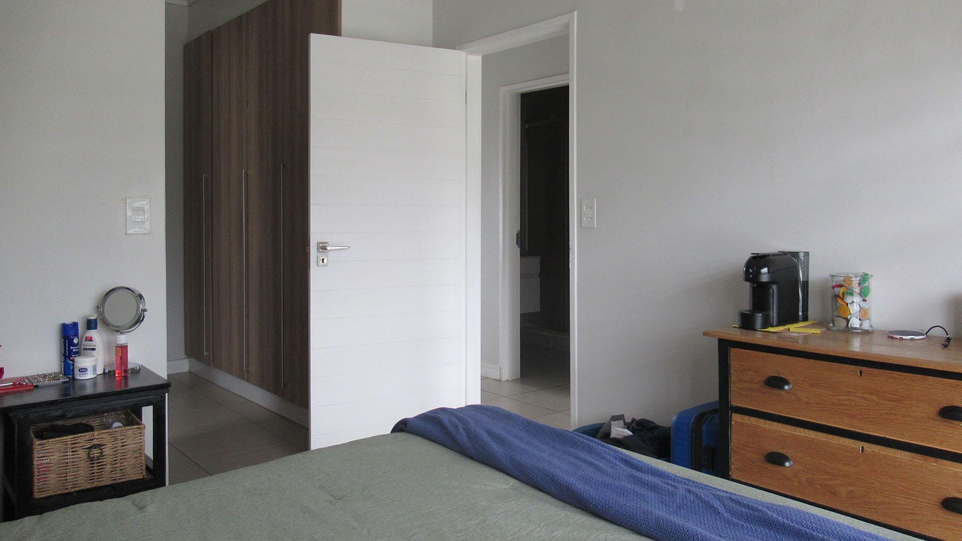 Main Bedroom - 18 square meters of property in Linbro Park A.H.