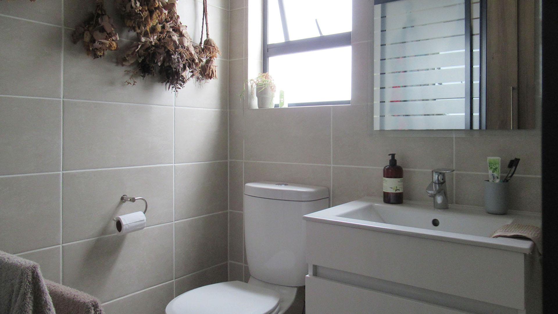 Main Bathroom - 6 square meters of property in Linbro Park A.H.