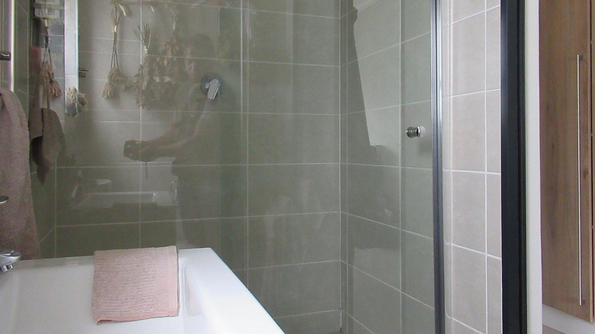 Main Bathroom - 6 square meters of property in Linbro Park A.H.