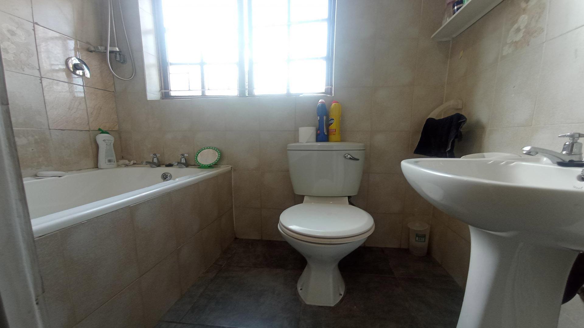 Bathroom 1 of property in Scottsville PMB