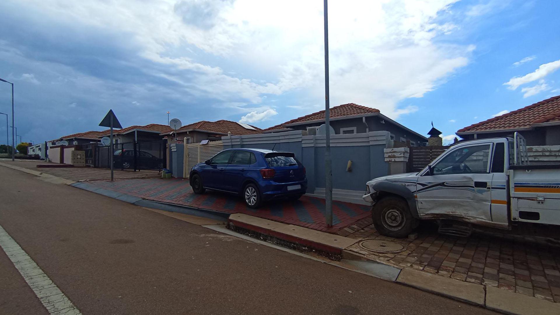 Front View of property in Lotus Gardens