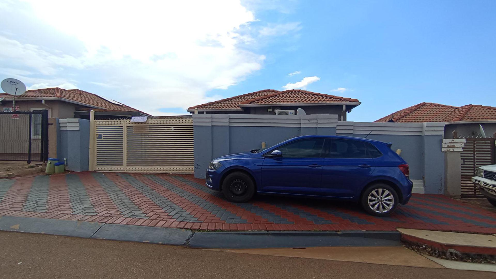 Front View of property in Lotus Gardens