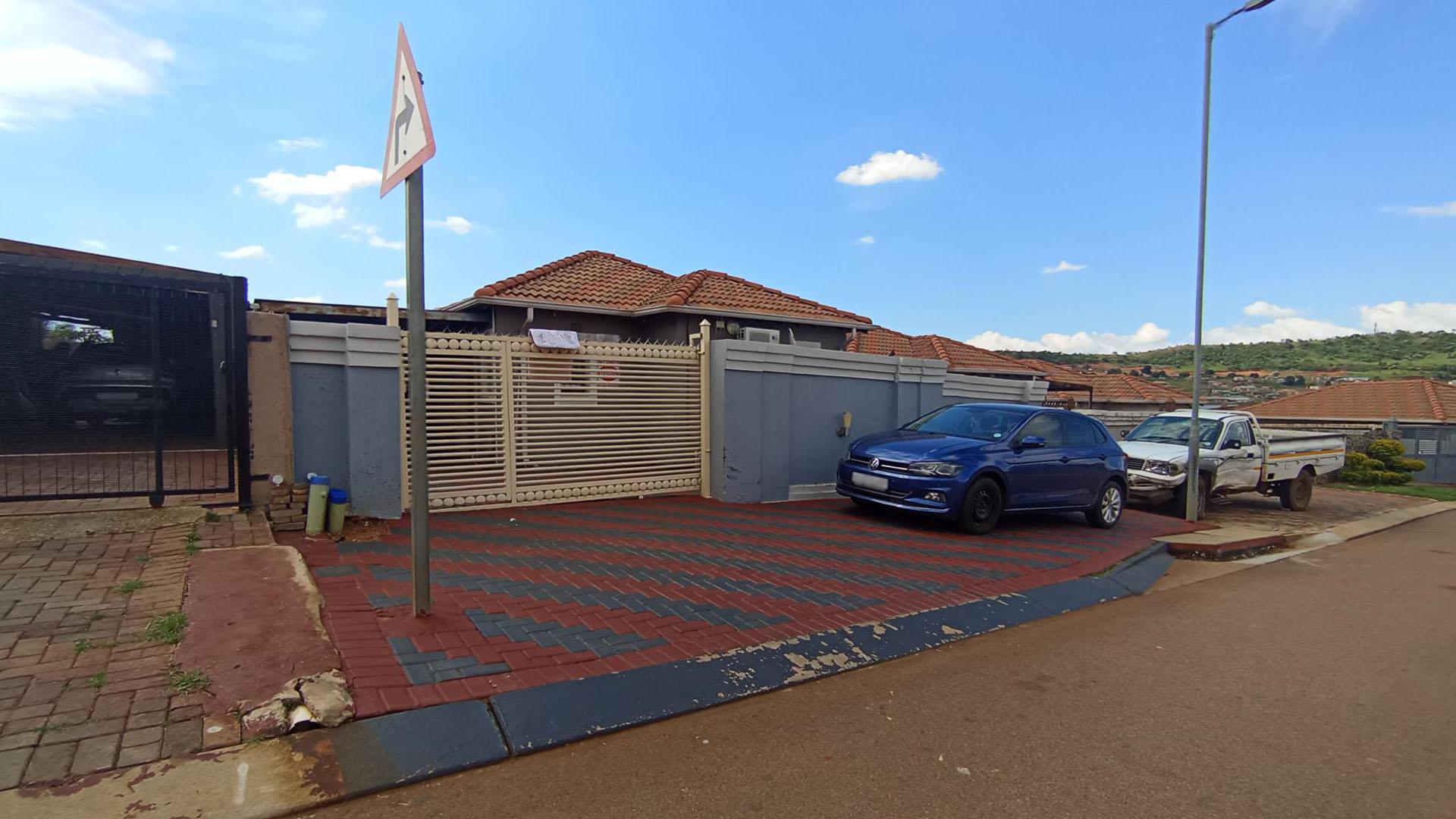 Front View of property in Lotus Gardens