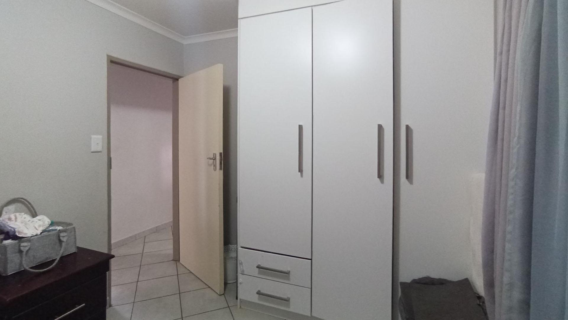 Bed Room 1 - 8 square meters of property in Lotus Gardens