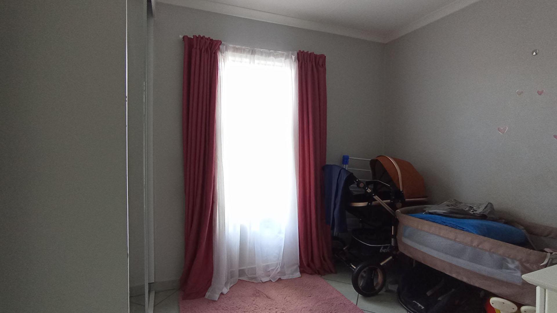 Bed Room 2 - 8 square meters of property in Lotus Gardens