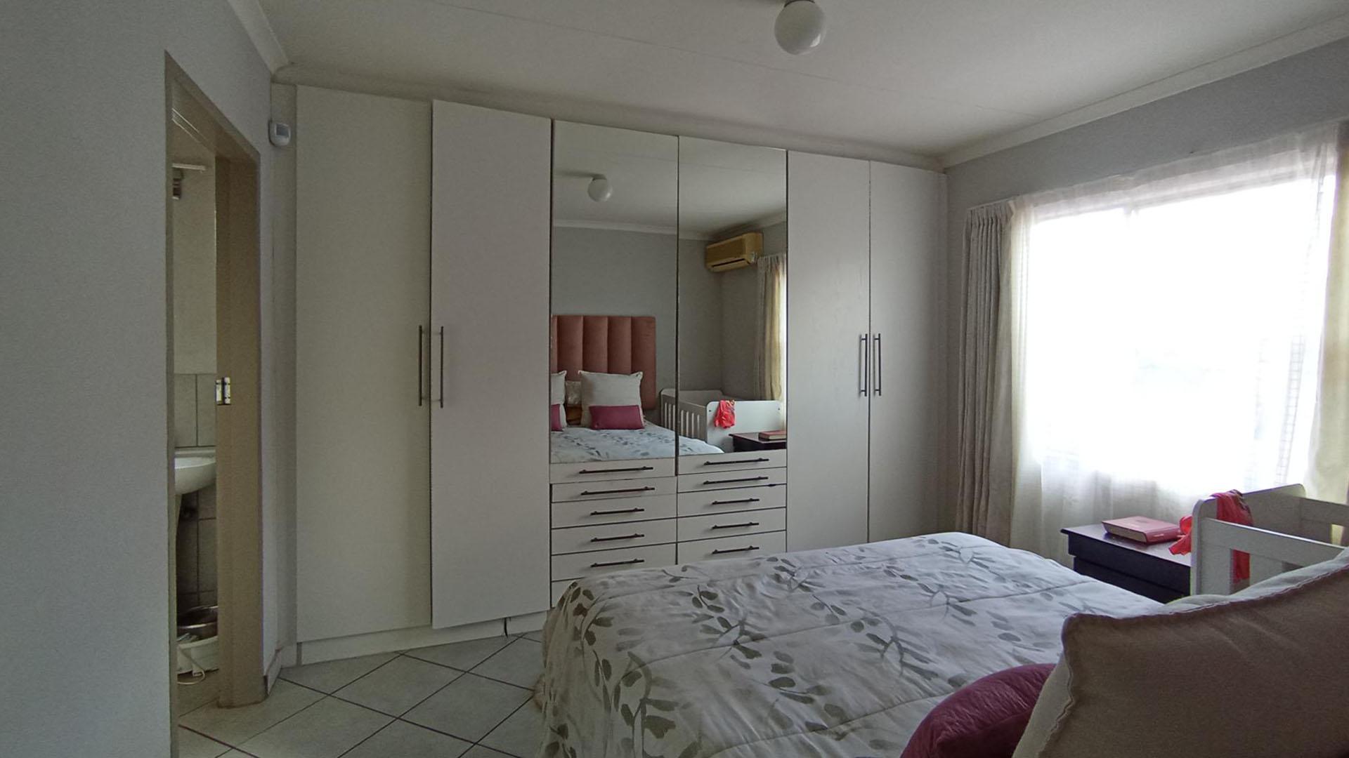 Main Bedroom - 13 square meters of property in Lotus Gardens