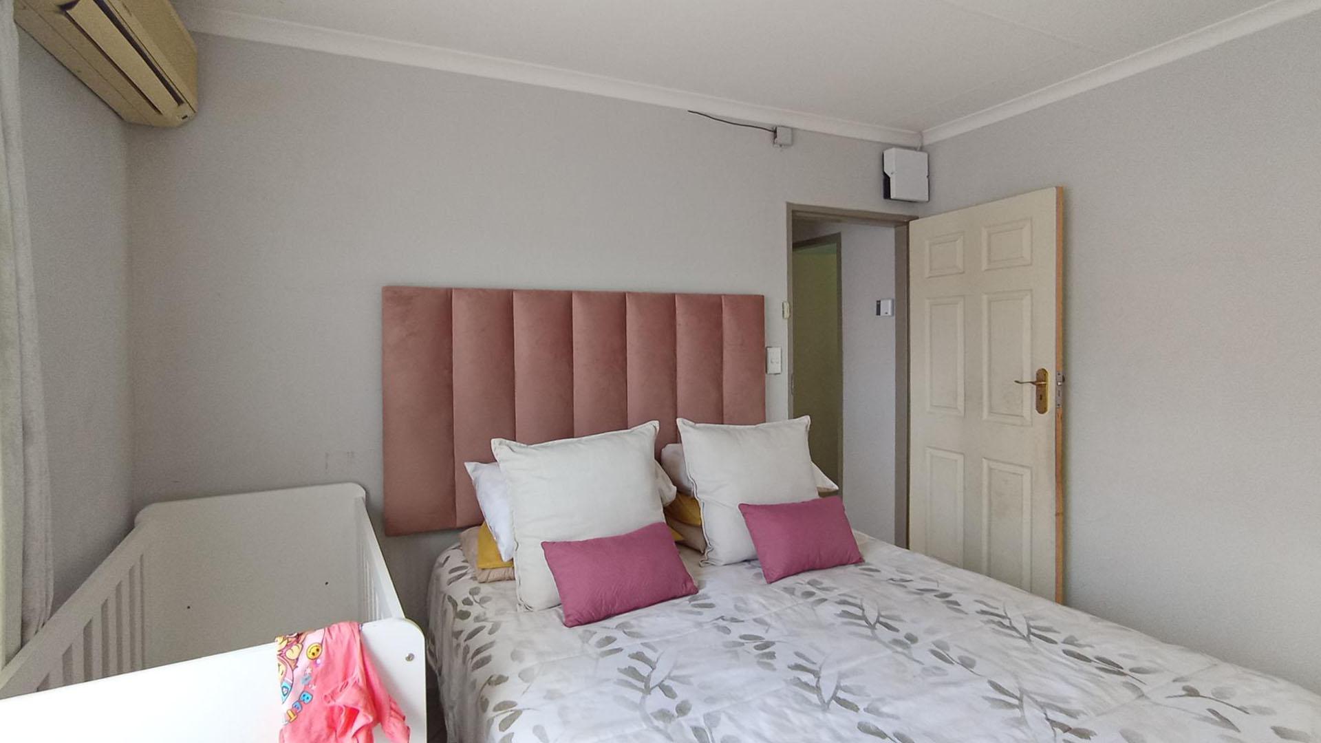 Main Bedroom - 13 square meters of property in Lotus Gardens