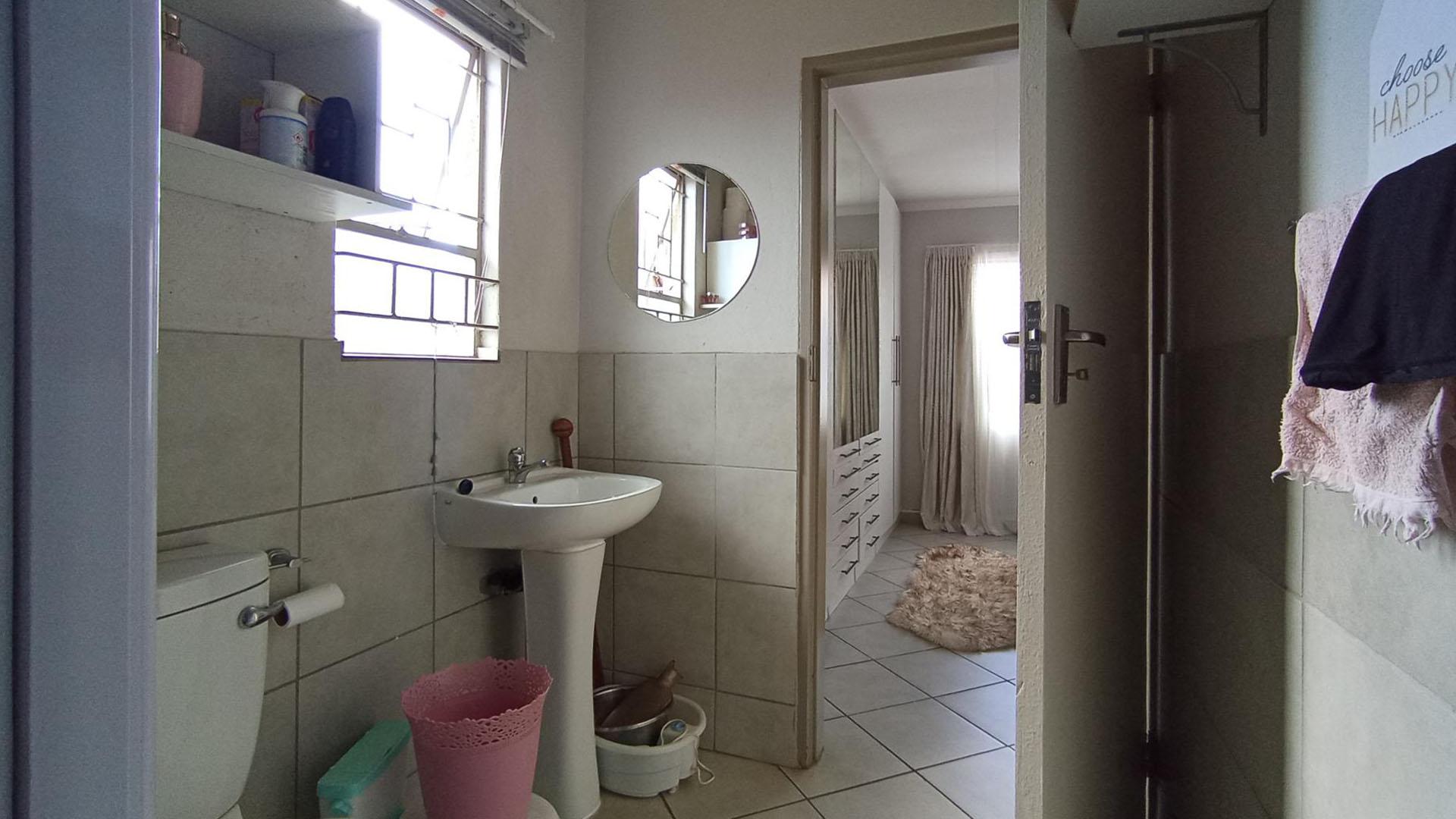 Main Bathroom - 4 square meters of property in Lotus Gardens