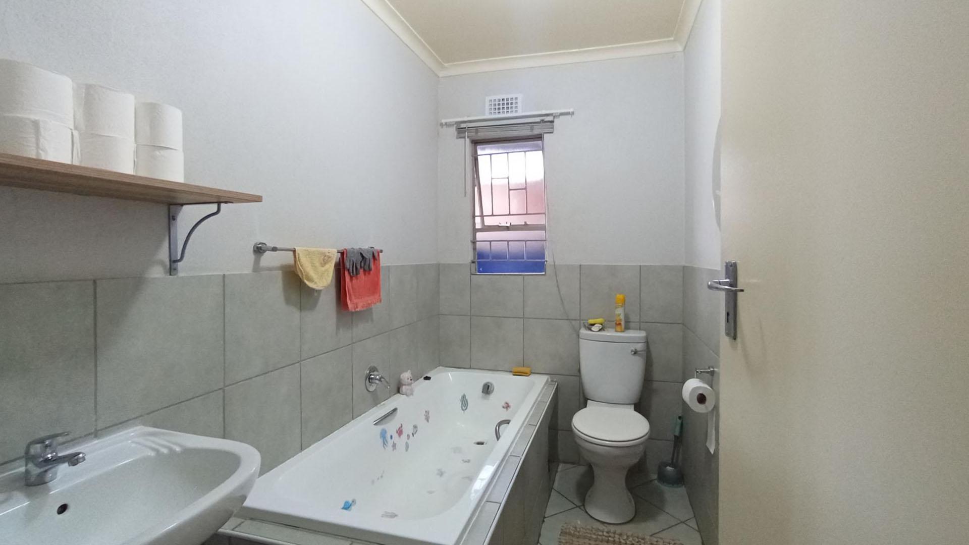Bathroom 1 - 4 square meters of property in Lotus Gardens