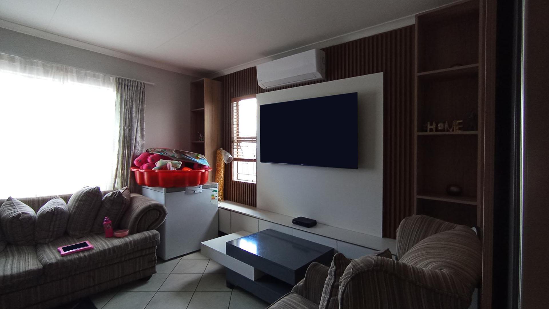 Lounges - 16 square meters of property in Lotus Gardens