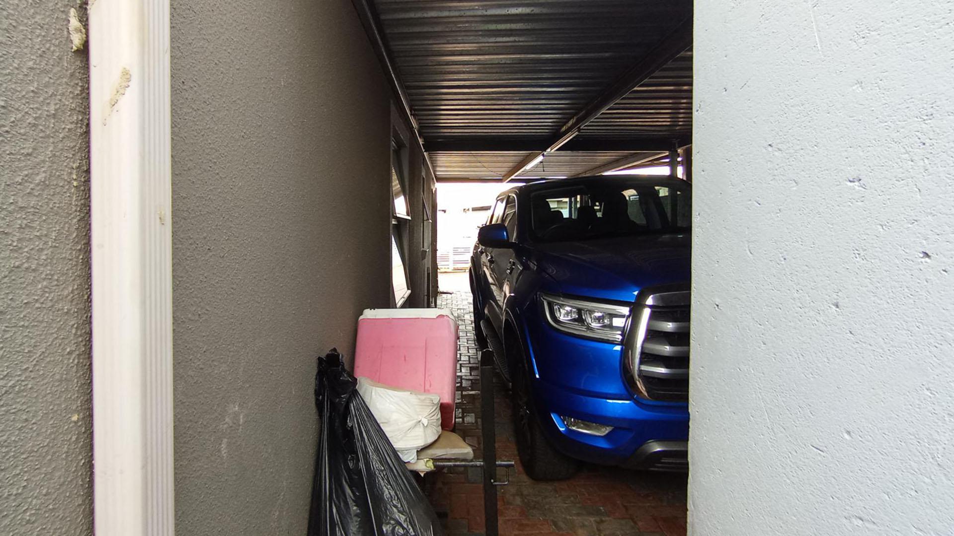 Garage of property in Lotus Gardens