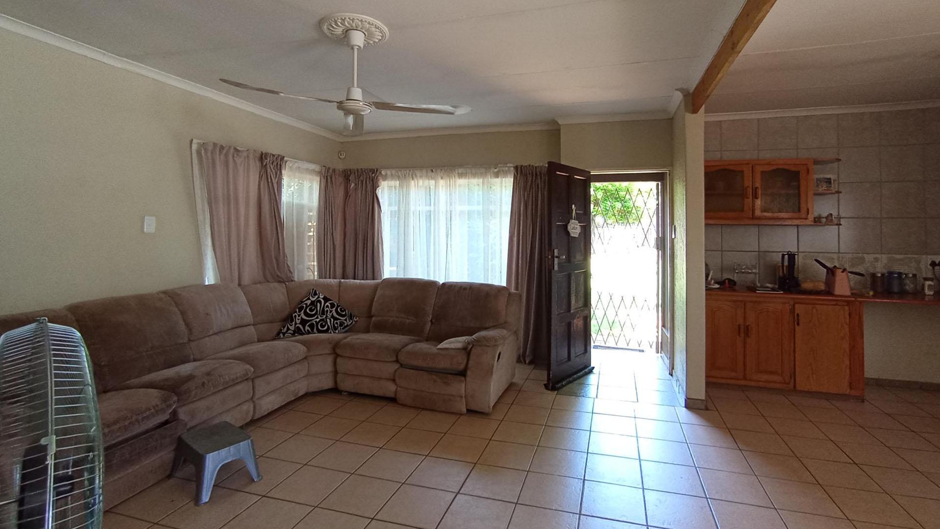 Lounges - 27 square meters of property in Sinoville