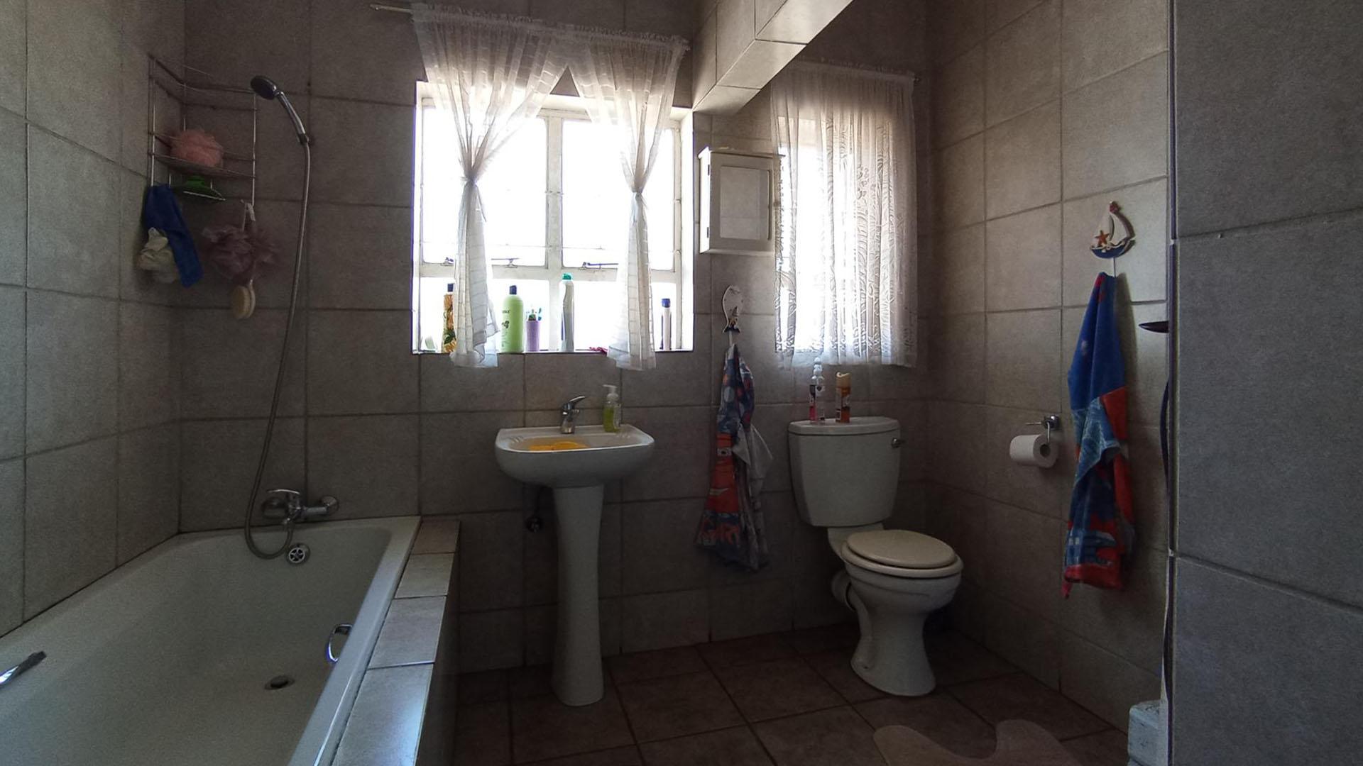 Bathroom 1 - 8 square meters of property in Sinoville