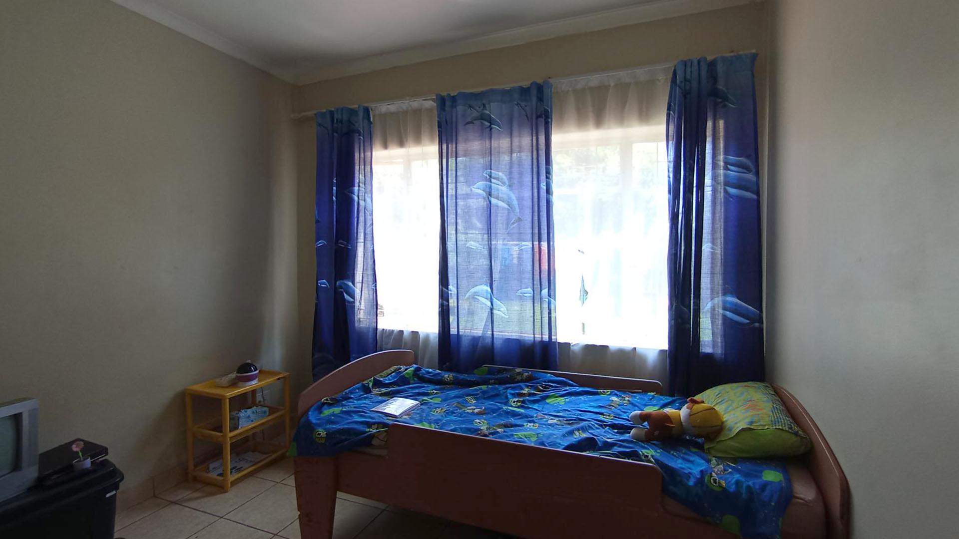 Bed Room 1 - 13 square meters of property in Sinoville