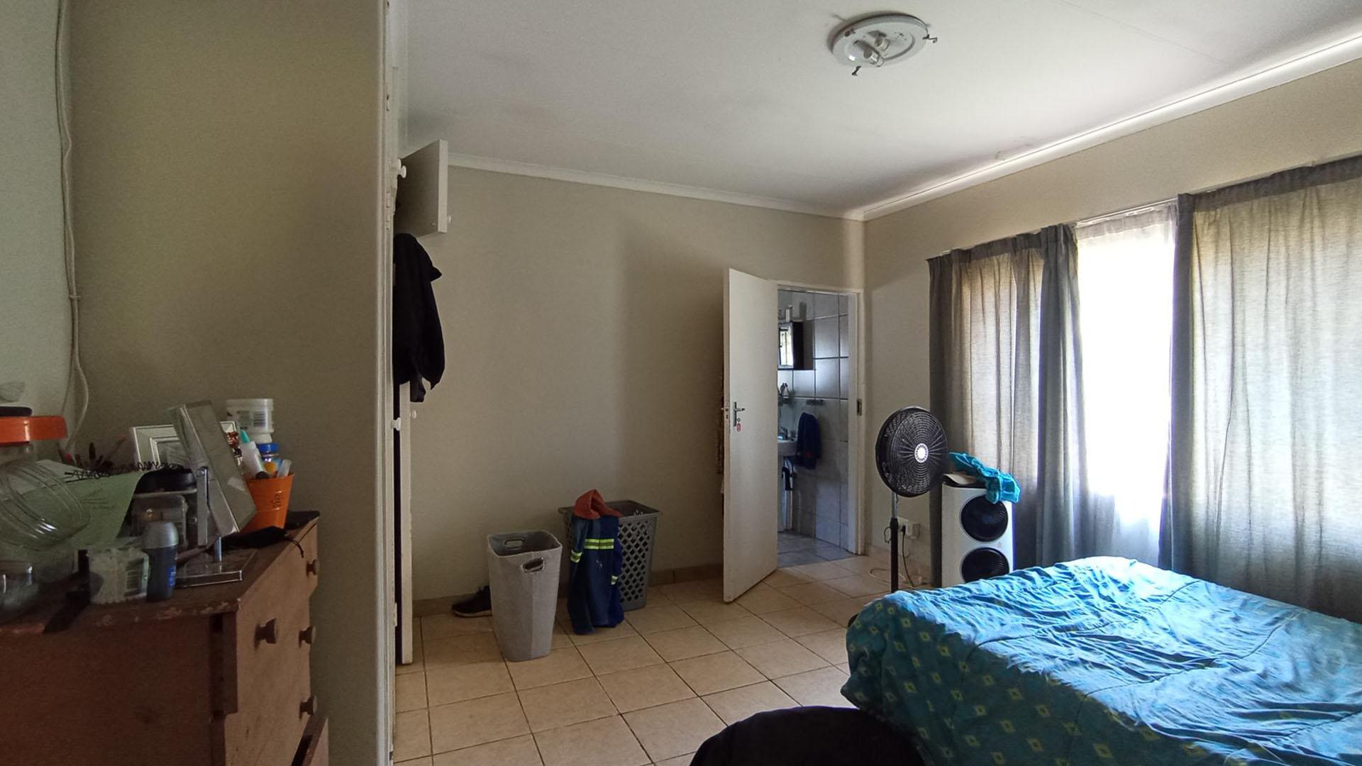 Main Bedroom - 20 square meters of property in Sinoville