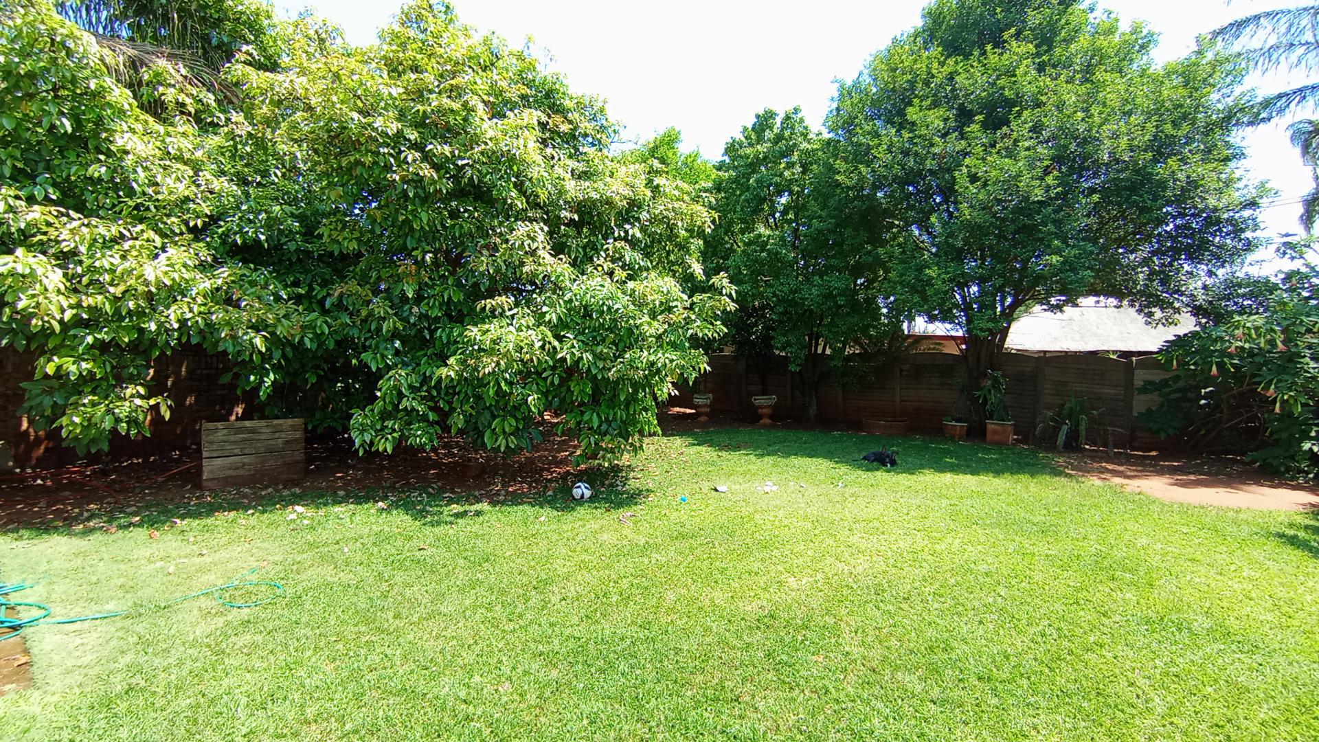 Backyard of property in Sinoville