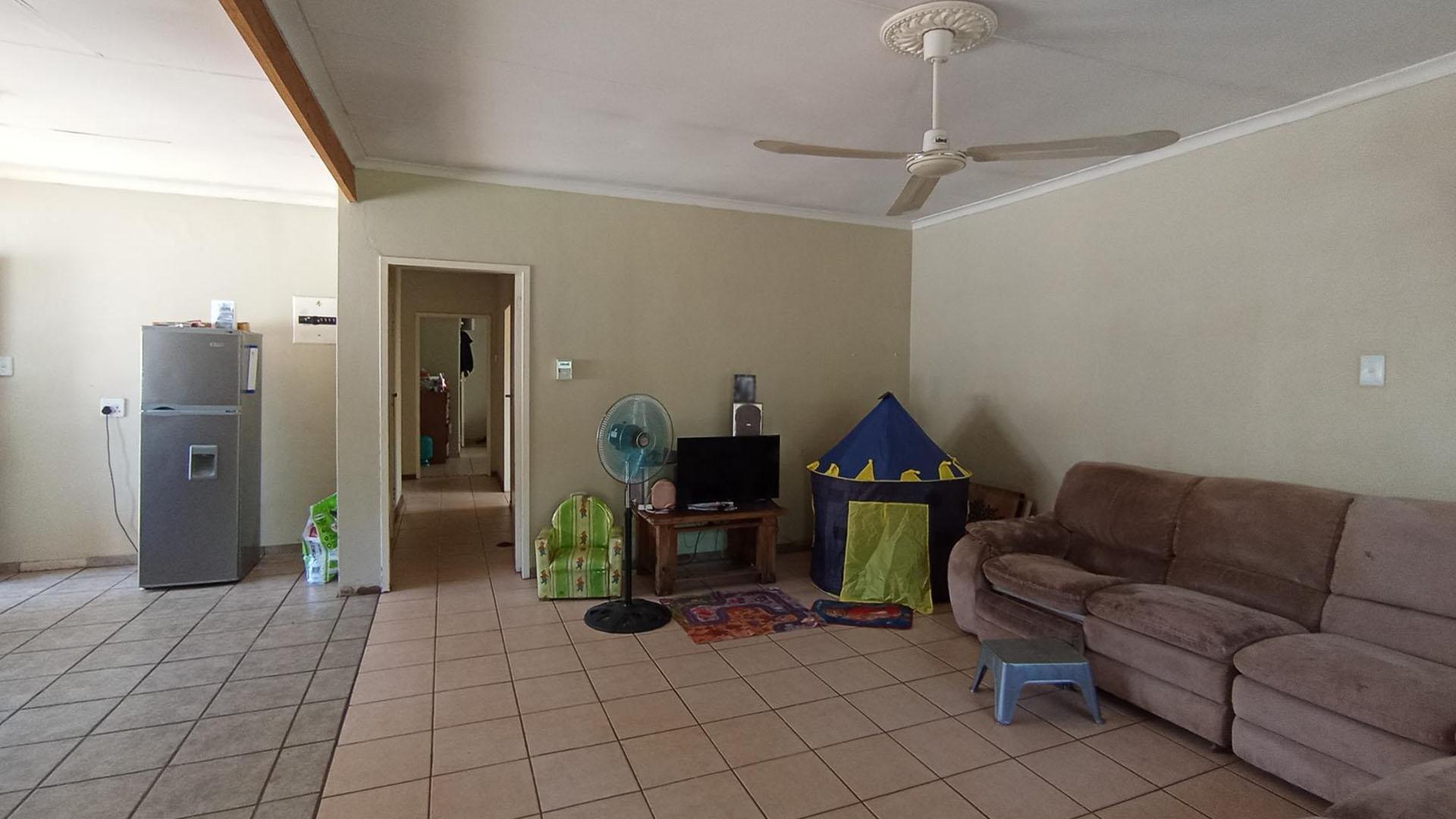 Lounges - 27 square meters of property in Sinoville