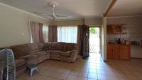 Lounges - 27 square meters of property in Sinoville