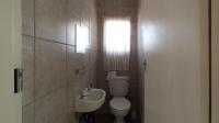 Guest Toilet - 2 square meters of property in Sinoville