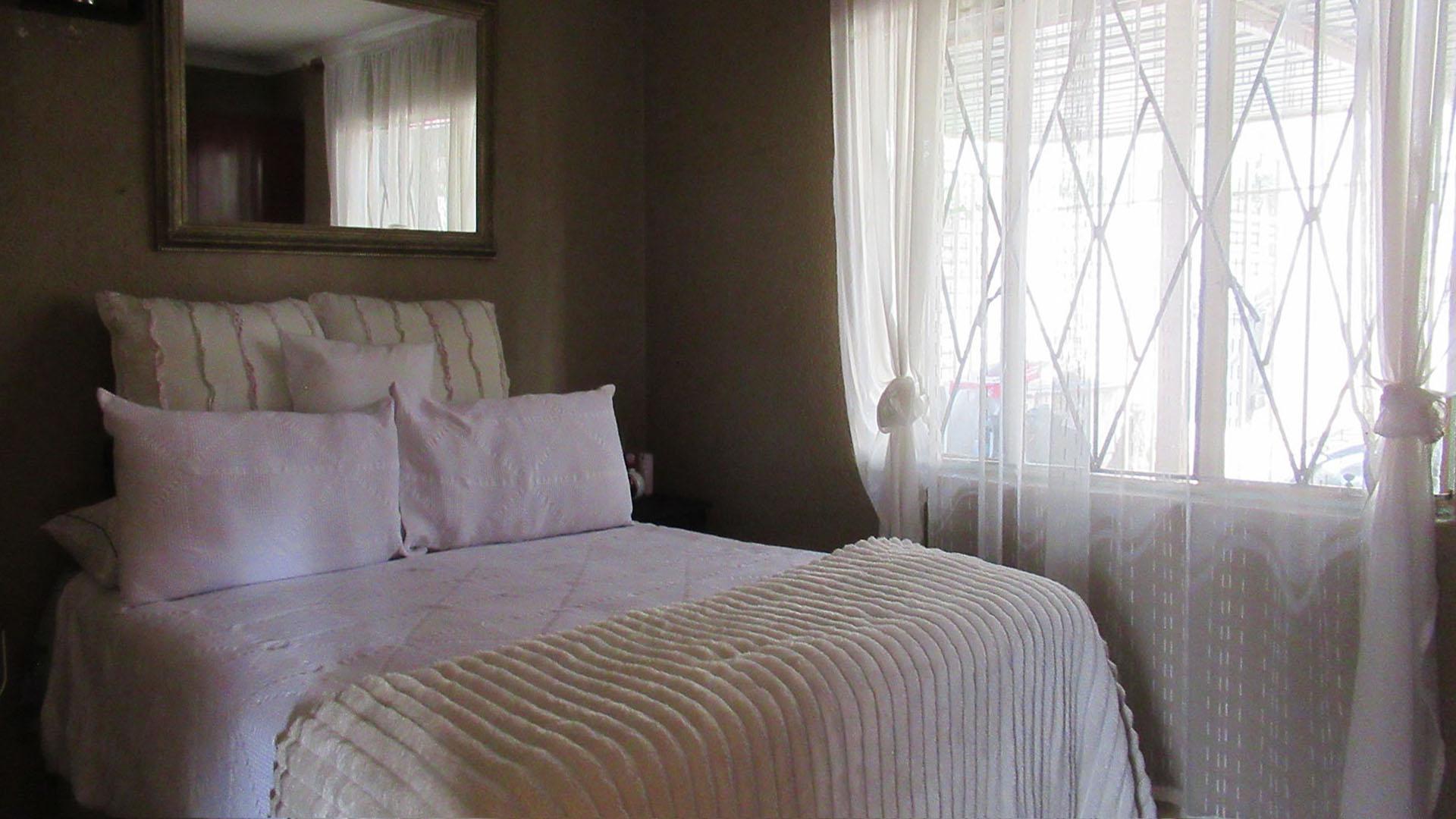 Bed Room 1 - 35 square meters of property in Kew