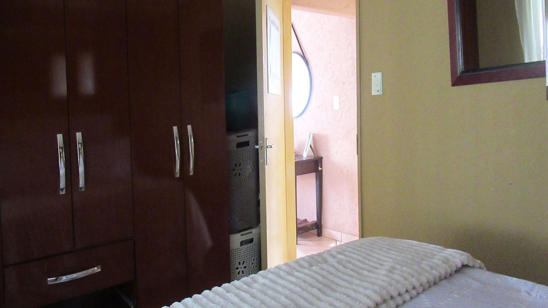 Bed Room 1 - 35 square meters of property in Kew