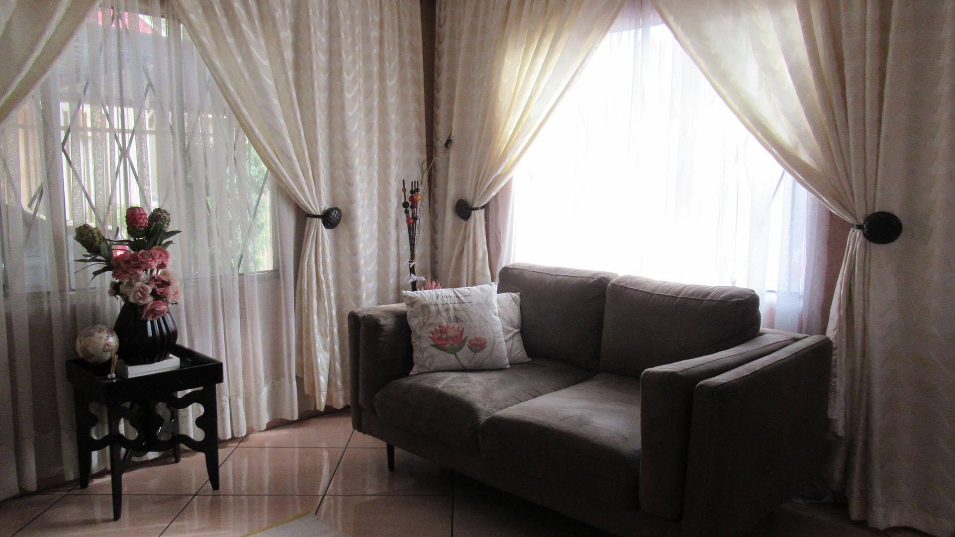 Lounges - 38 square meters of property in Kew