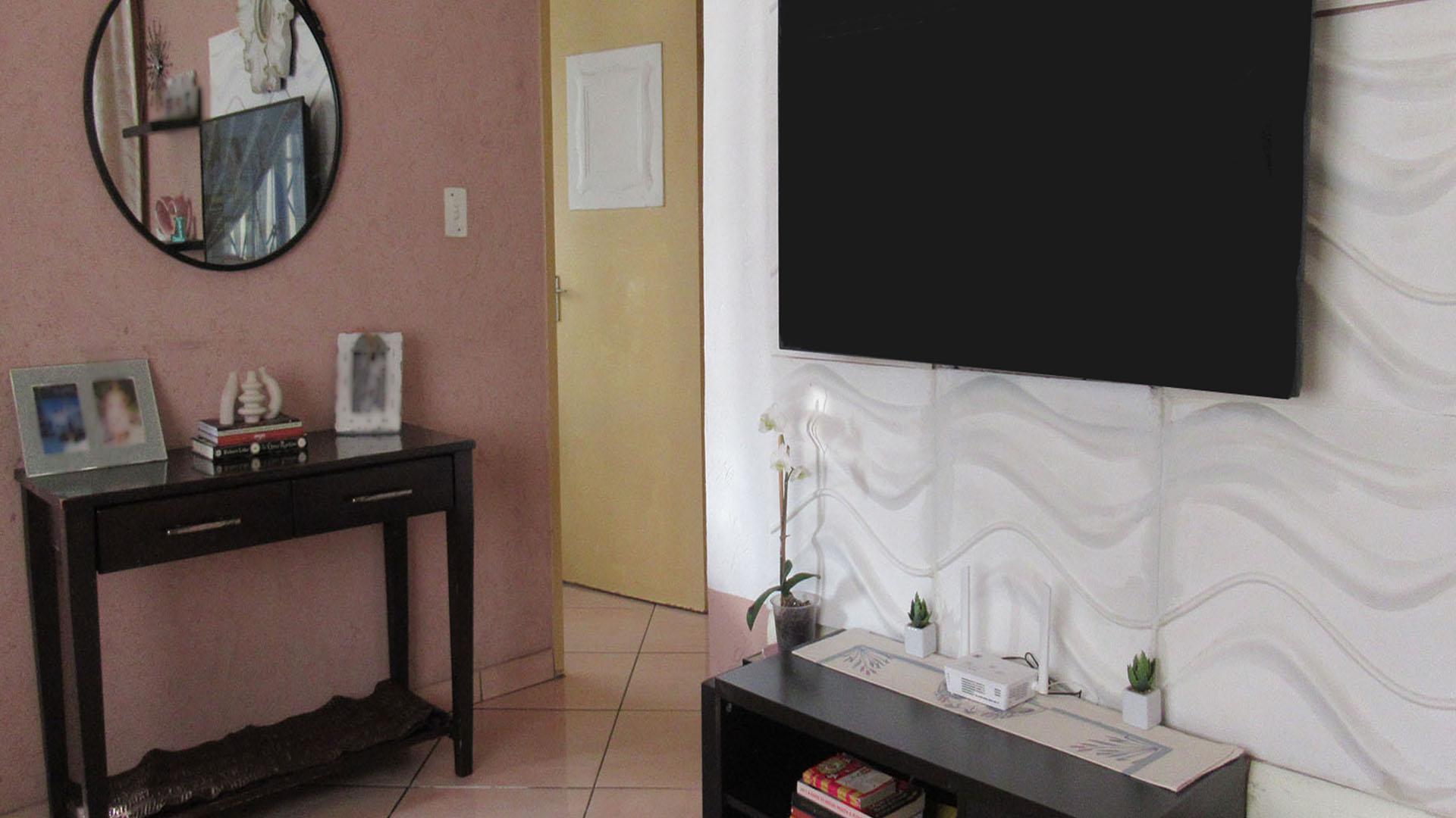 Lounges - 38 square meters of property in Kew