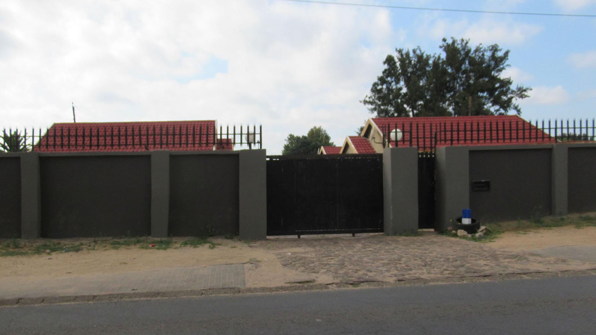 Front View of property in Kew