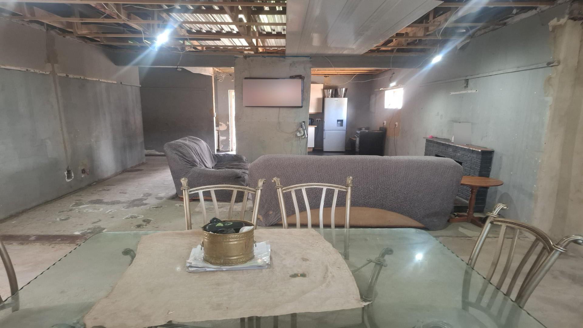 Dining Room of property in Venterspos