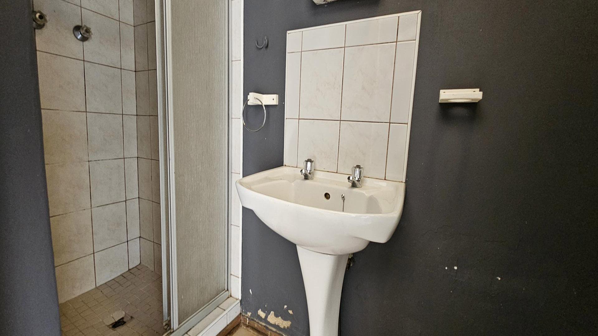 Bathroom 2 - 10 square meters of property in Birchleigh
