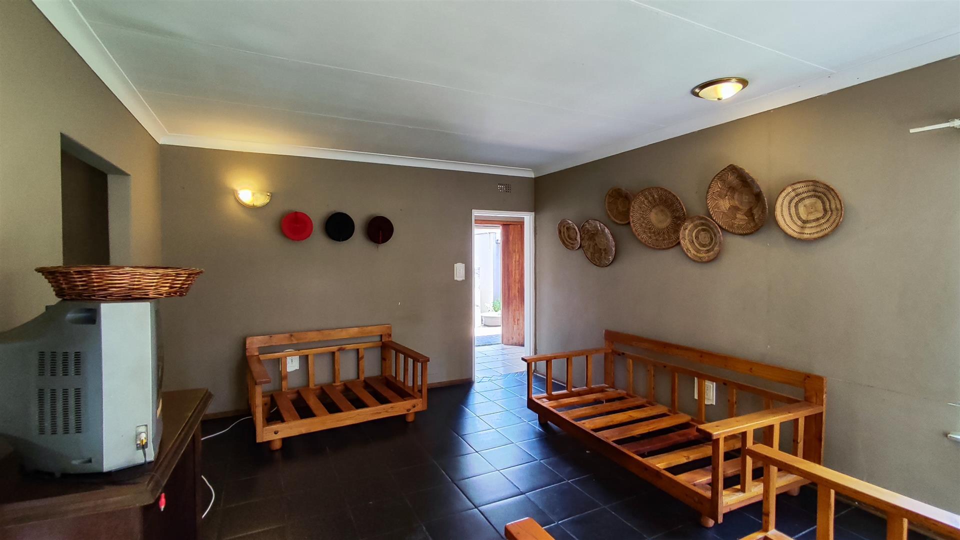 Lounges - 27 square meters of property in Birchleigh