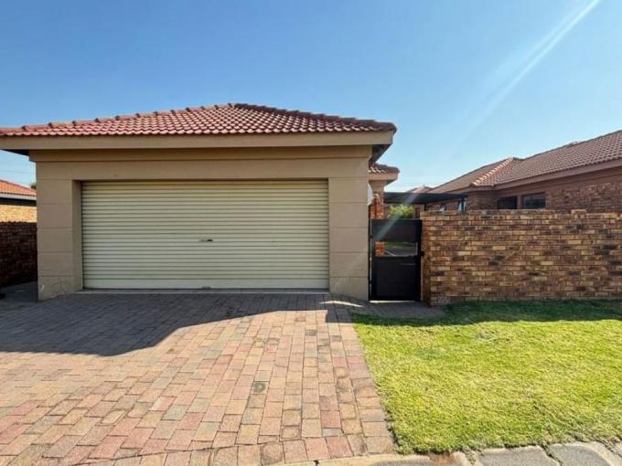 3 Bedroom Cluster for Sale For Sale in Southdowns Estate - MR700248