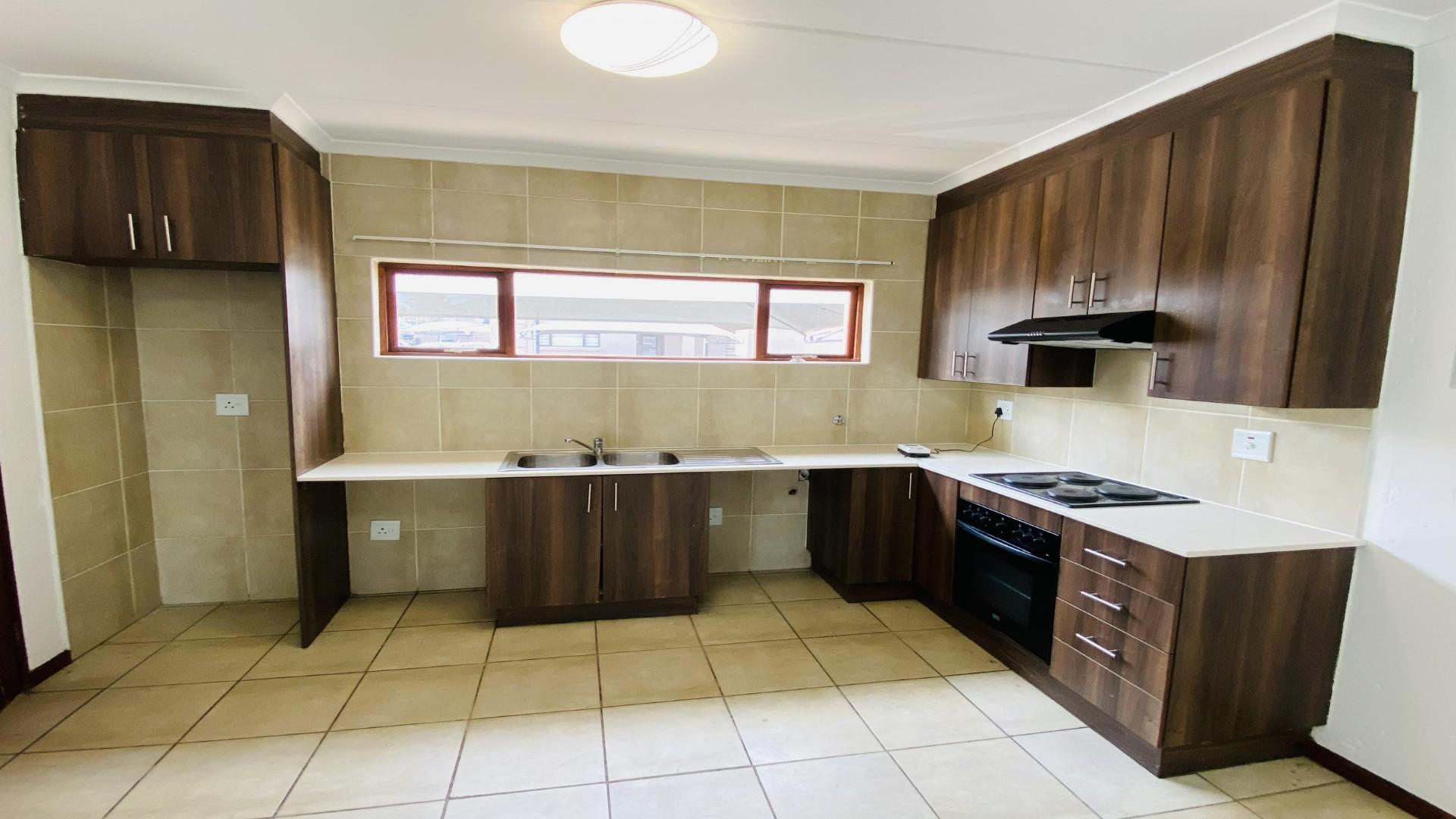 Kitchen - 10 square meters of property in Helderwyk Estate